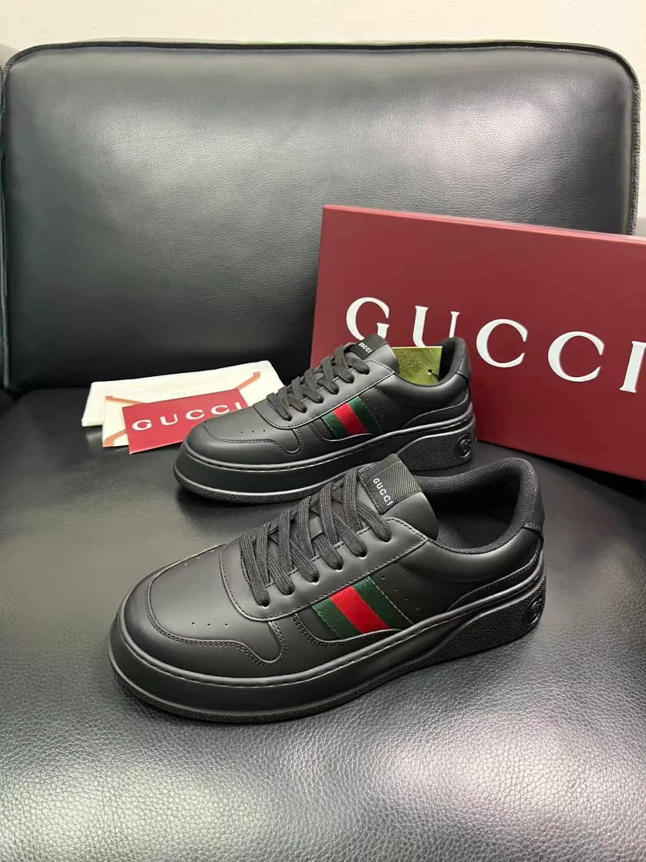P420 new men's shoes GUCCI [Lightning] latest shoes are shipped. Original quality, fashionable, special materials, inner mesh, brand new packaging. The foot feels super comfortable and the workmanship is impeccable. Size: 38-45